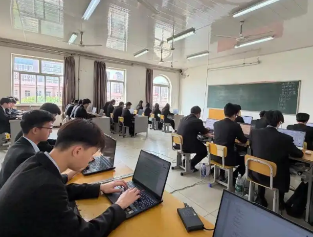 <b>全域赋能教育全流程掩盖授课讲解日常办理自主练习各环节</b>