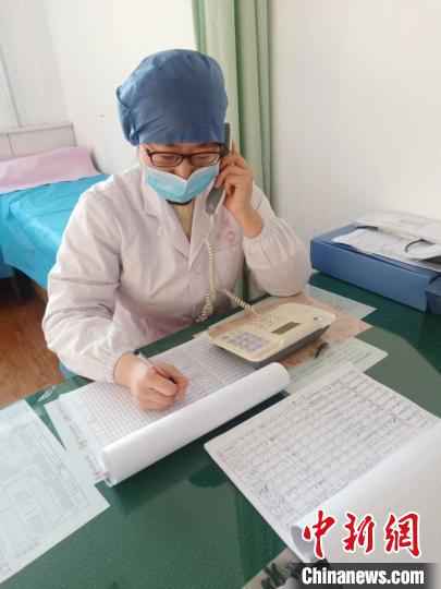 疫情防控期间,家庭医生每天都会跟居民打电话,询问他们的情况。 申娜 摄  山西社区家庭医生:做居民健康的“守门人”